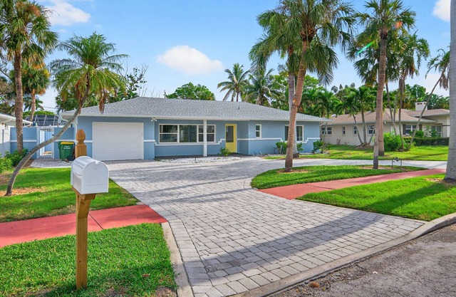 ST. ARMANDS CIRCLE, 3 Bedroom 3 Bath, Heated Pool!