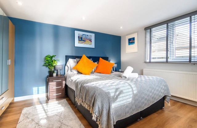 St Helens Studio with Free Parking by My Getaways