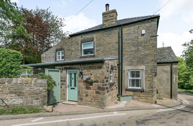 ST. JOHN'S COTTAGE, family friendly, with open fire in Penistone