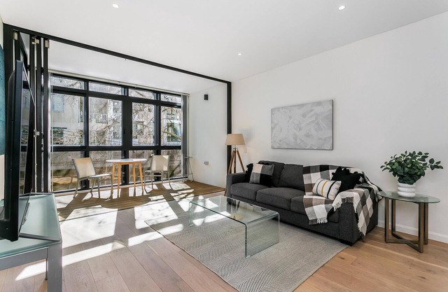 St Leonards- ALBN2 Albany Street - Relaxed Crows Nest Apartment with Winter Garden, Rooftop Cafes Nearb