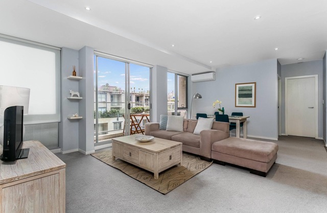 St Leonards- TRNT2 - Albany Street - Spacious 2BR with Sunny Balcony, Parking Walk to Cafes