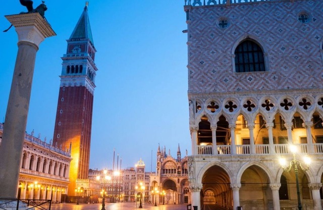 St Mark's square in 100 steps