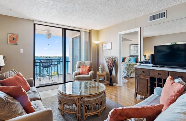 St Pete Isla Casa B-507 1/1-1/2 Bath Beautiful!