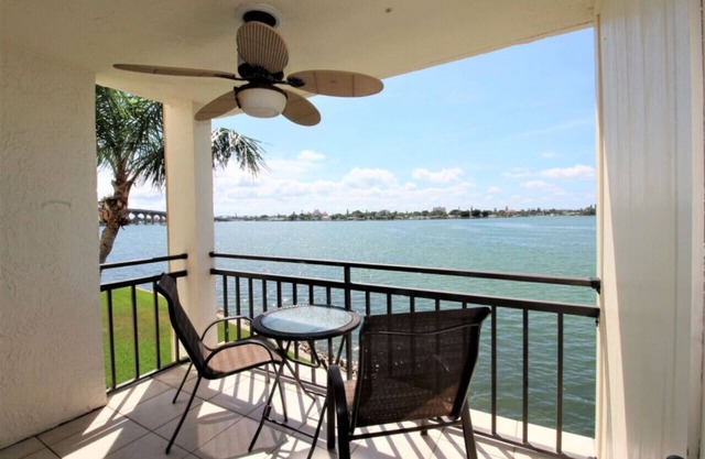 St Pete Isla Del Sol Casa G-207 Bay Front 2/2
