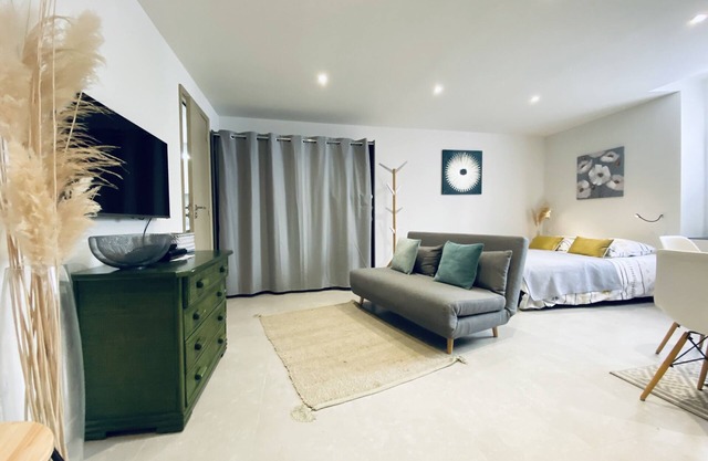 ST-TROPEZ studio 70m from the Port of St-Tropez & 600m from the beach