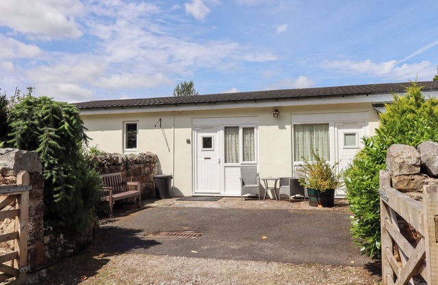 STABLE COTTAGE, pet friendly, with a garden in Otterburn