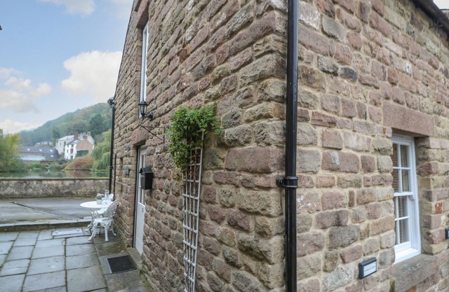 STABLE COTTAGE, pet friendly, with open fire in Cromford
