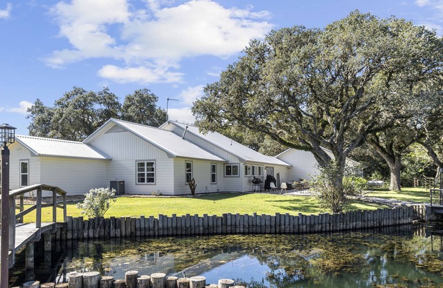 Stable Oaks with PARTY BARN, pond, firepits on 5 acres!