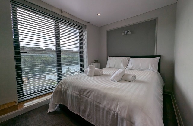 Standard kingsize room with lake views