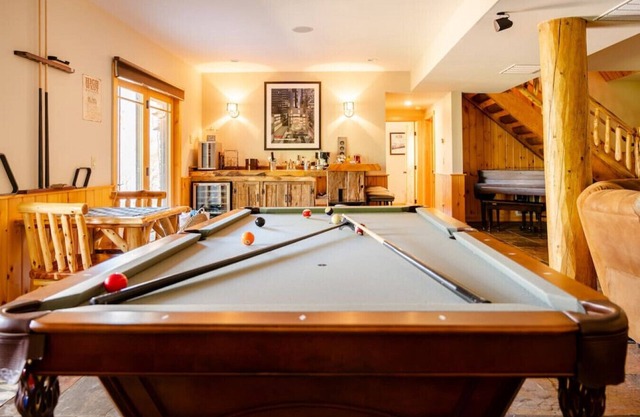 Stanley's Mountain Getaway · 5 Min to Skiing | Hot Tub | Fire Pit | Games | Bar