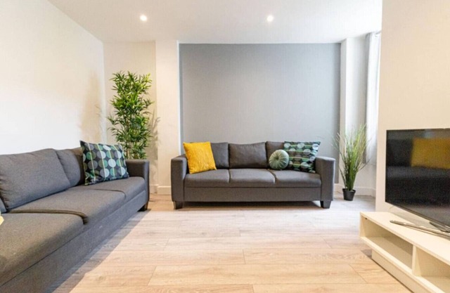 Stansted 2 | 6 Bedrooms | 2 and A Half Bath