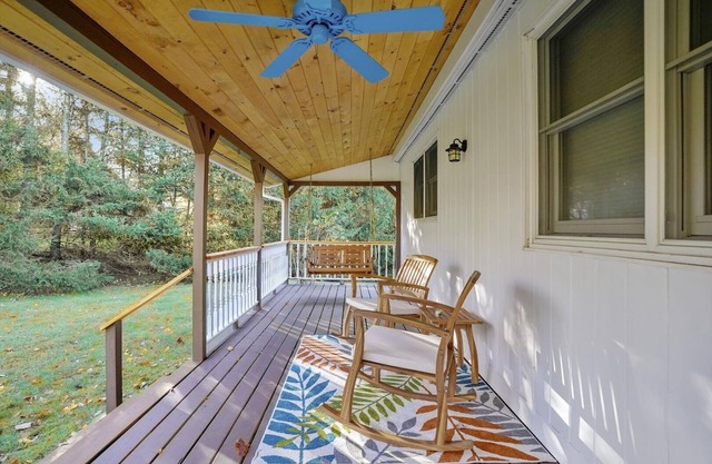 Stargazer Cottage - Situated on 2 private acres with an idyllic lily pond