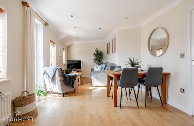 StarHost Residences - Smart 2 Bedroom Apartment in Newbury