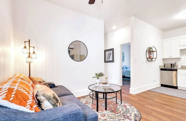 Starland District,walking Distance to Forsyth!n