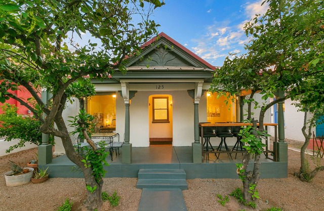 Starlit Stay| Walk to Fox & Congress |Free parking