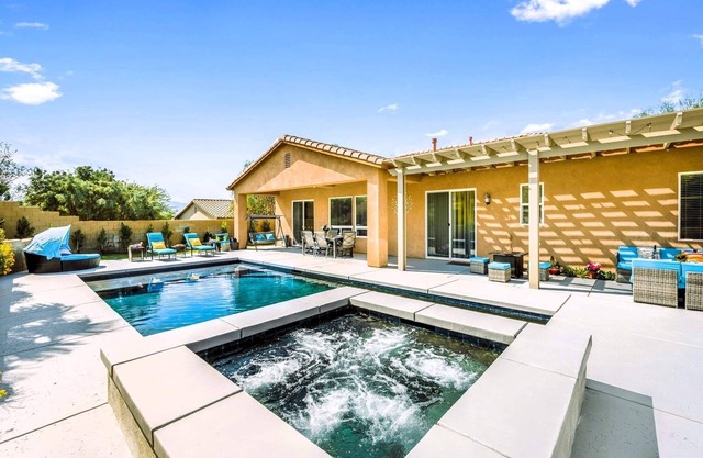 “Starry Night Escape” House with Saltwater pool, jacuzzi, pool, PS4, tennis.