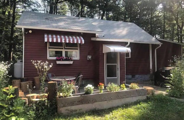 StarryPinesCottage w Salt Hot Tub & Cedar Sauna Mins to Slopes