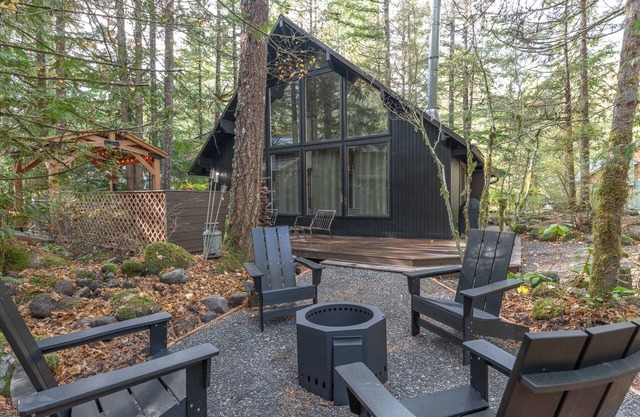 Stay before 10/19! get the 3RD night FREE!Hot tub, cabin feel