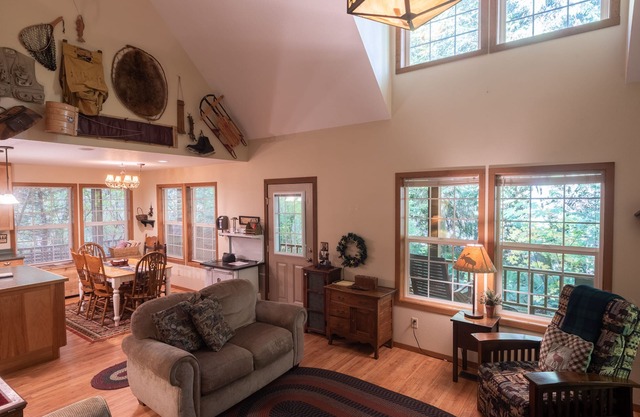 Stay before 9/28 get the 3RD night FREE! Hot tub, river access A/C