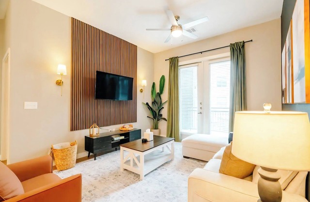 Stay in Luxury Just Steps Away From Fine Dining & Shopping, FREE Parking