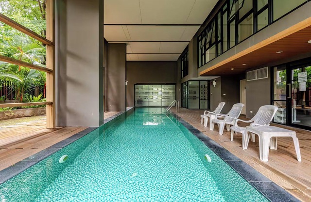 Stay in the Heart of Trendy Nimmanhaemin – Palm Springs Condo Nimman Parlor