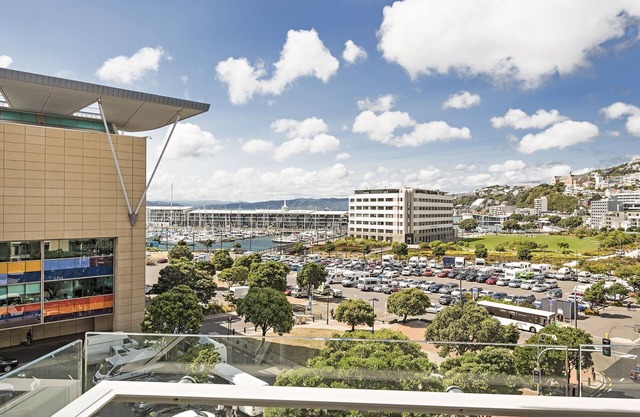 Stay in the City - Wellington Marina View