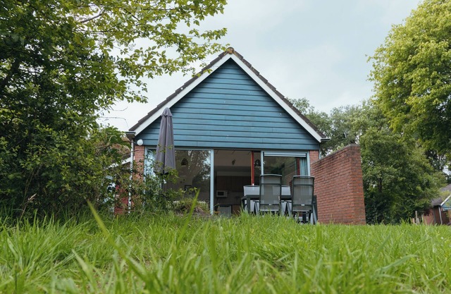 Stay in the IJssel Plus bungalow for 4+4 persons at Vakantiepark de Sallandshoeve: the perfect place for a family or friends getaway in Overijssel.
