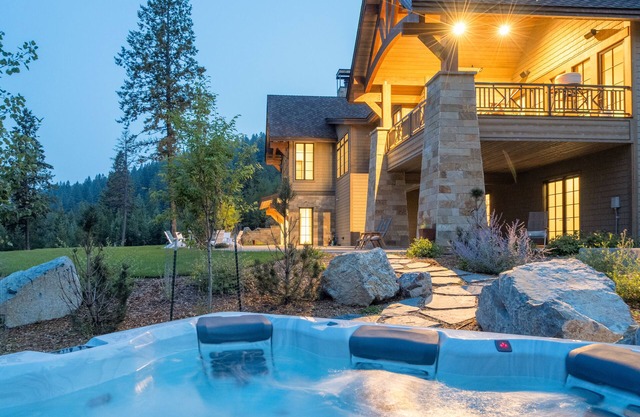 Stay Montana | Lion Mountain Luxury Escape