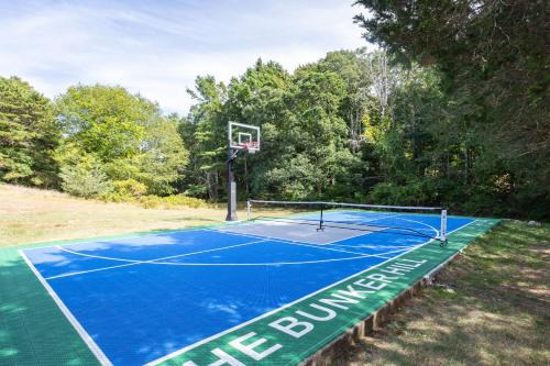 Stay On The Cape Vacation Rentals: Immaculate Home 2 Acres Short Walk To Beach