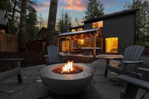 Stay Portland - Alpine Retreat Hot Tub, Fire Pit & Game Room