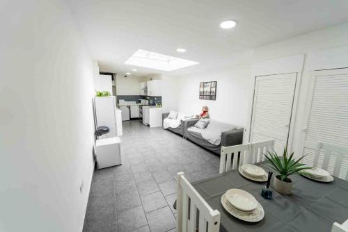 STAY SA Equipped Studios in Guest House next to UOB and QE!