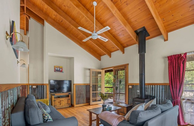 StayAU 2BR Serene Lakeside Haven