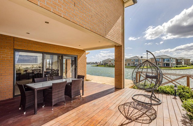 StayAU 5BR Idyllic Lakefront Escape Point Cook