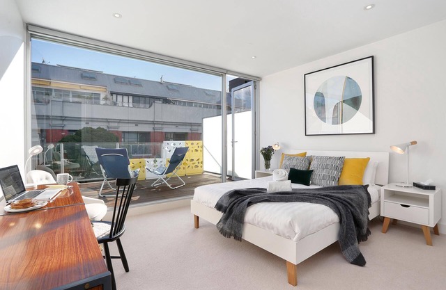 StayCentral - Collingwood Penthouse on Oxford - Oxford St, Collingwood - 2 Bedrooms, 2 Beds, 1 Bathrooms, 1 secure undercover parking spot.