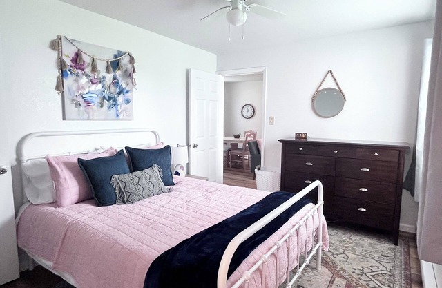 StayClose- 30+ days, pets, ground lvl, Queen apartment Rocky Court PINK