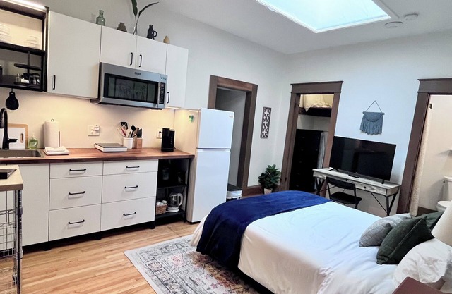 StayClose- Skylight Studio Downtown, Queen, 30+ days