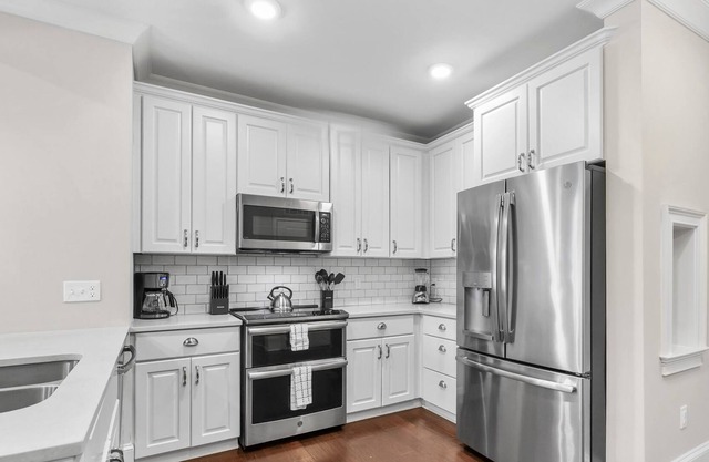 StaysByWalker 2BR - 2 Miles To Uptown! KingBed/Gym