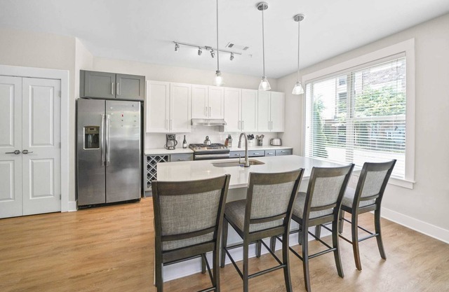 StaysByWalker 3BR Waverly - WiFi/King Beds/Gym ADA