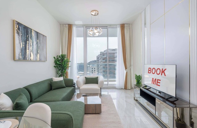 StayShort - Vibrant Al Furjan Unit Sleeps 4 with Pool and Gym