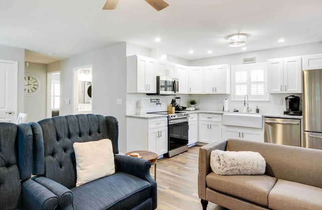 Step-free Home w/Fire Pit - 3 Miles to Usc!