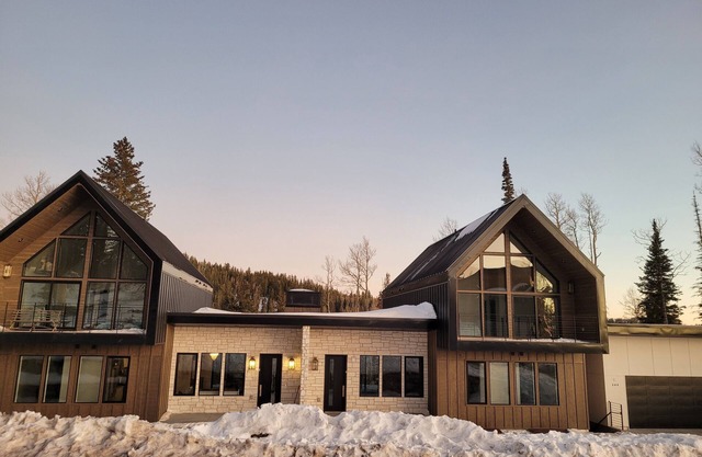 Steps away from the slopes! Recently built Scandinavian Cabin with Jacuzzi!