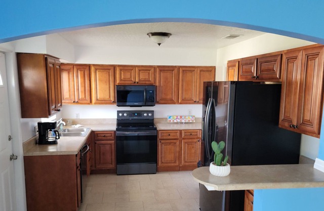 Steps From The Beach, 2BR/1BA Family Vacation Getaway in Melbourne, FL. Cool A/C