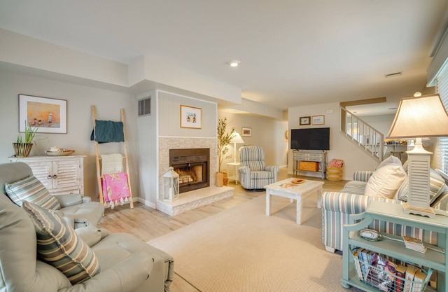 Steps to Beach: Townhome w/Balcony in Ocean City