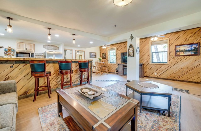 Steps to C Street & Saloons! Virginia City Getaway