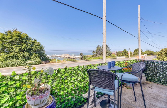 Steps to Pirate Cove: Oregon Coast Condo w/View