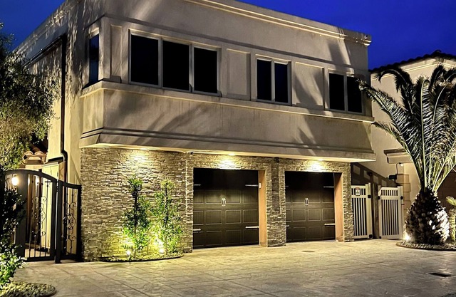 Steps to the beach, 5+3, large backyard, small pet ok