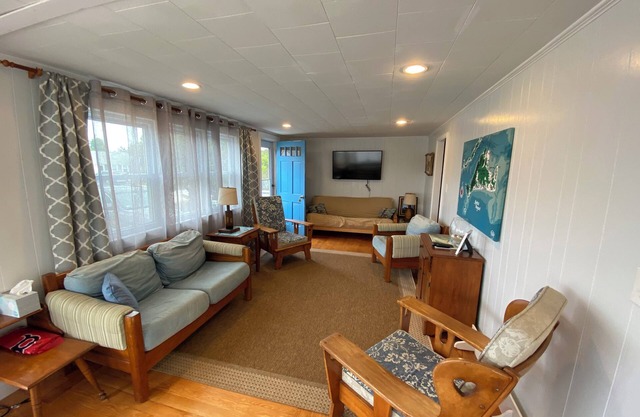 Steps to the beach! Classic Cape Cod Cottage with outdoor living space