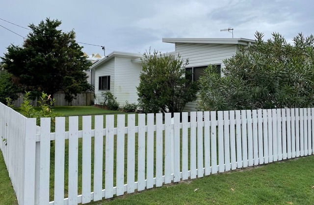 STEPS TO THE SAND - Gorgeous beach cottage with large deck - pet friendly!