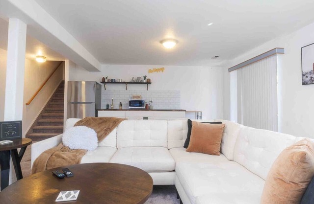 Stetson Hills Chic Getaway - 1000 sq ft apartment style fully private