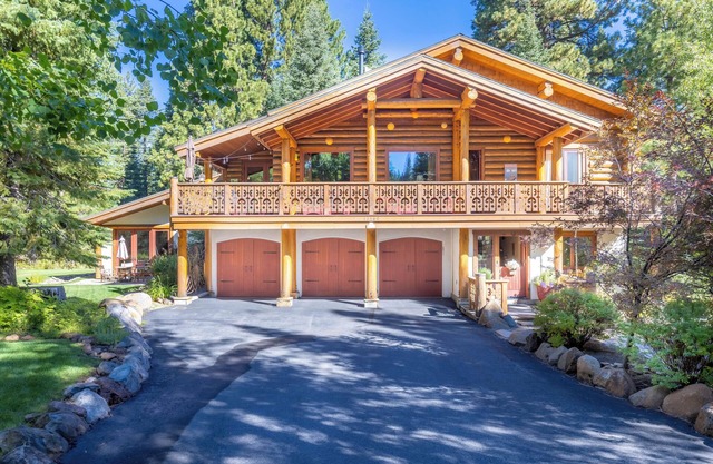 Stillwater - Luxury Truckee 4BR, Pet Friendly w Hot Tub & Sauna